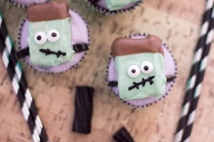 Créez cette recette d'Halloween adaptée aux enfants en préparant ces effrayants petits gâteaux Frankenstein.  Parfait pour toute table de desserts d'Halloween.  #halloween #halloweenfood