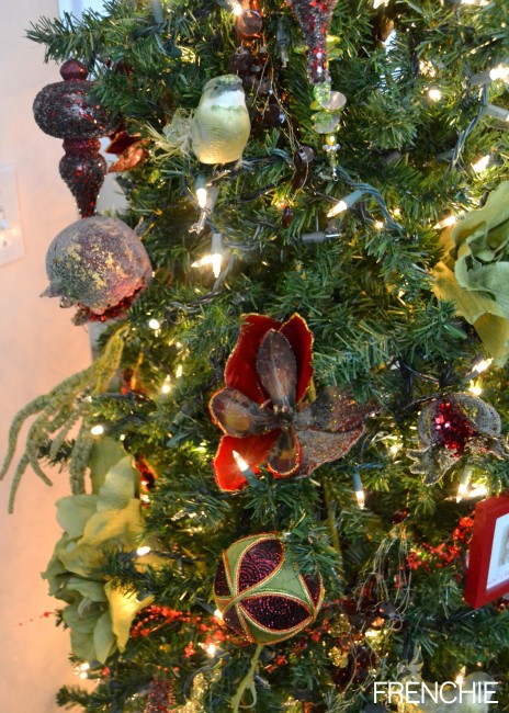 How to decorate your Christmas Tree like a designer on seelindsay.com #christmas