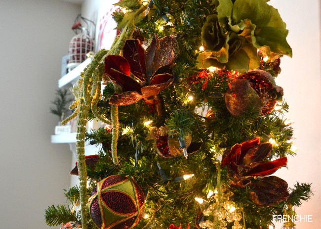 How to decorate your Christmas Tree like a designer on seelindsay.com #christmas