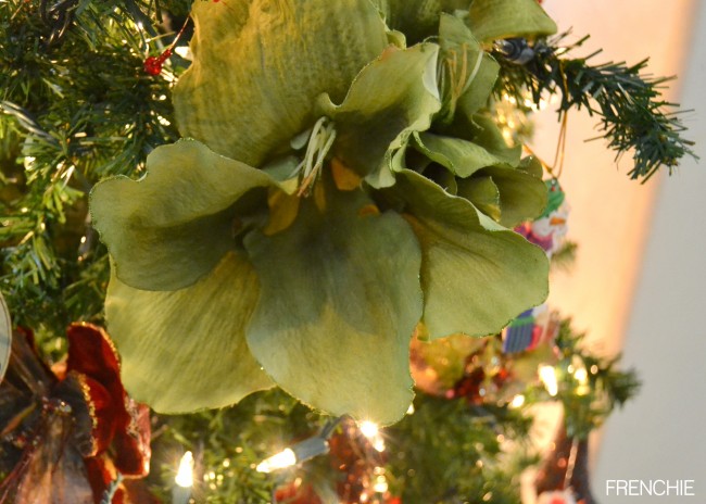 How to decorate your Christmas Tree like a designer on seelindsay.com #christmas