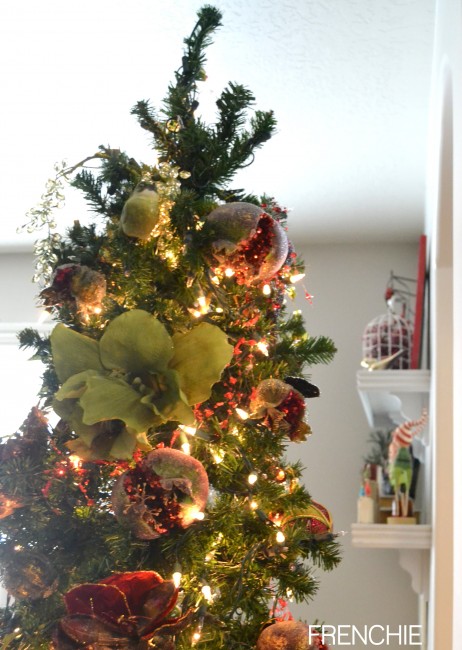 How to decorate your Christmas Tree like a designer on seelindsay.com #christmas