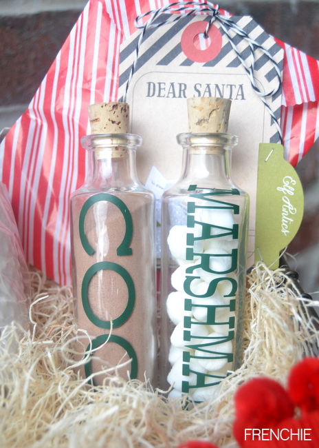 A Christmas Gift Basket personalized with your Cricut Explore on seelindsay.com