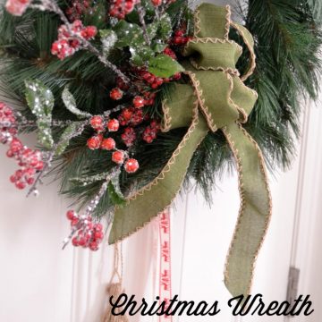 Make a Christmas Wreath in less than 20 minutes on seelindsay.com #craftlightning