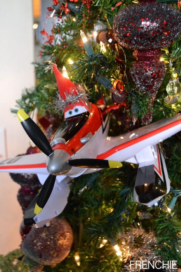 Get your childs attention by adding some creative ways to give them presents on Christmas morning! Add this cute santa hat to Dusty Crophopper from Disney's Planes! #disneytotherescue #ad