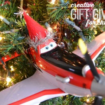 Get your childs attention by adding some creative ways to give them presents on Christmas morning! Add this cute santa hat to Dusty Crophopper from Disney's Planes! #disneytotherescue #ad