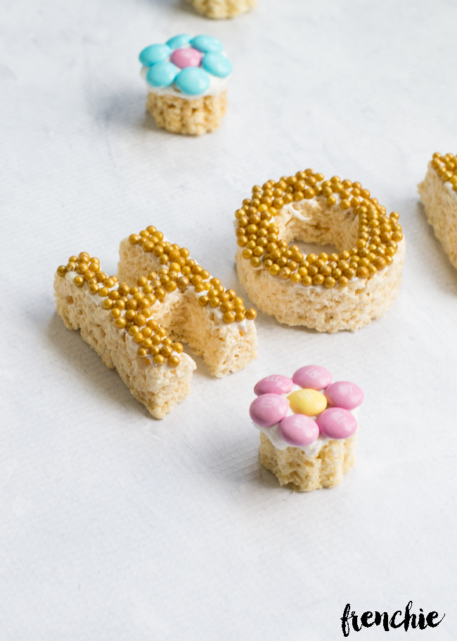 Create these Rice Krispie Spring Flowers using the premade treat, mini marshmallows and some M&M's. Only on seelindsay.com