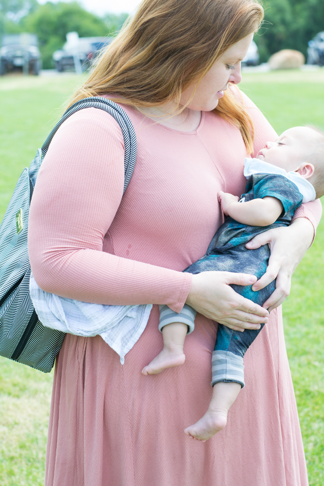 Want to know what diaper bag you should choose? See all the questions and answers on how to pick the perfect diaper bag.