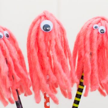 Create an easy and fun yarn pencil monster, a perfect kids halloween craft.