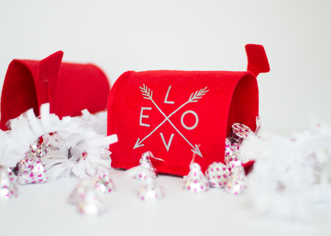 DIY Valentine’s Mailboxes