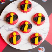 Are your kids obsessed with The Incredibles? Plan the most awesome Incredibles Party with these chocolate covered Oreos. #Incredibles #DSMMC #Disney #Pixar
