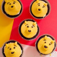 Have the perfect Disney birthday party by creating these Winnie the Pooh cupcakes. #disneyfood #birthdayparty #winniethepooh