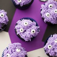 Make these kid-friendly Halloween cupcakes and please any Halloween appetite. These Halloween Monster Cupcakes are a perfect Halloween Party Food! #halloween #halloweenfood #halloweencupcakes