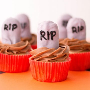 Create the perfect Halloween kid-friendly treat with these easy tombstone halloween cupcakes. #HalloweenFood #HalloweenCupcakes #HalloweenTreats