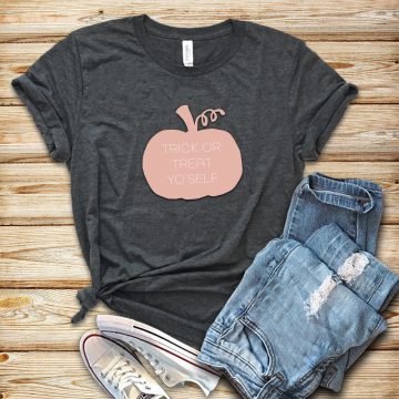 This DIY Fall T-Shirt is perfect to make with your Cricut or Silhouette and all you need is this pumpkin svg file to make your own. #fallfashion #cricutshirt
