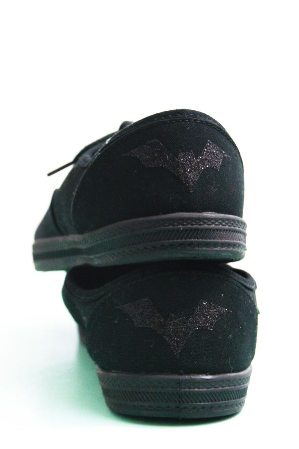 Make shoes with Cricut DIY Customized Shoes seeLINDSAY