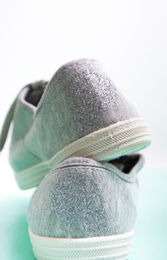 Make shoes with Cricut DIY Customized Shoes seeLINDSAY