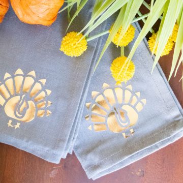 diy thanksgiving napkins with turkey and gold foil