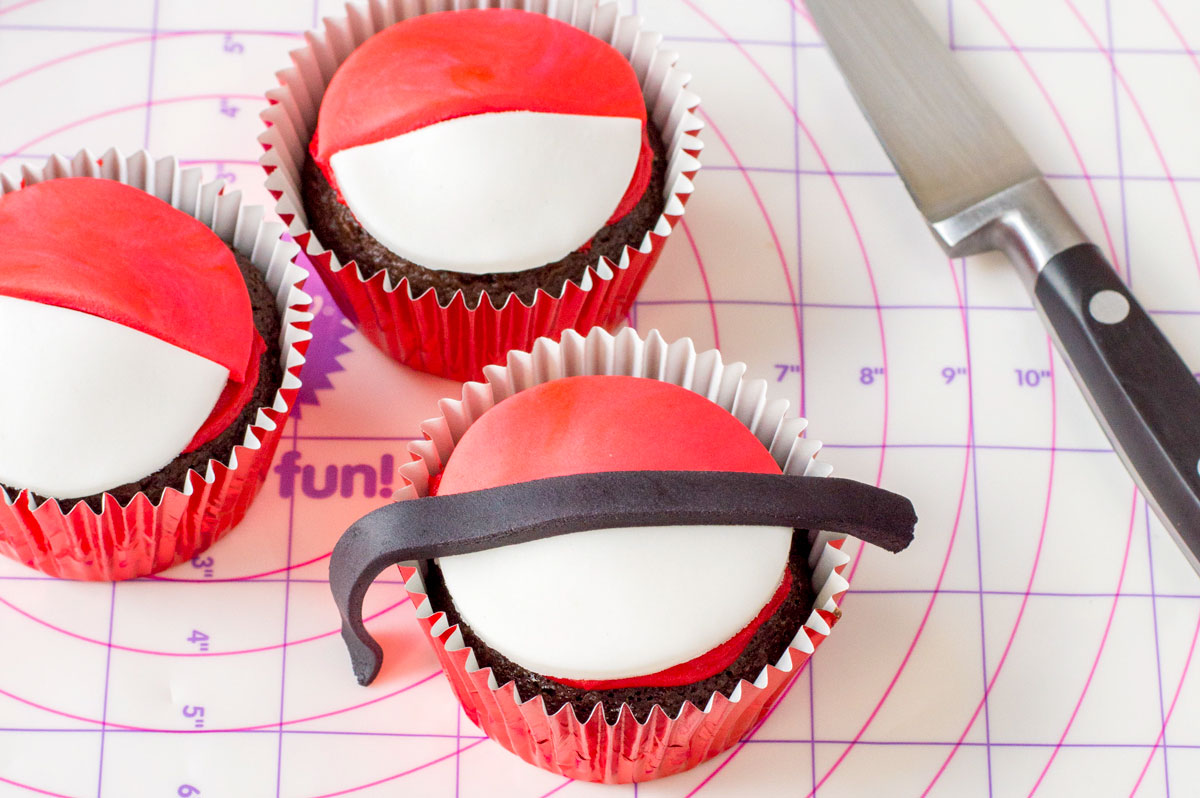 make a poke ball cupcake