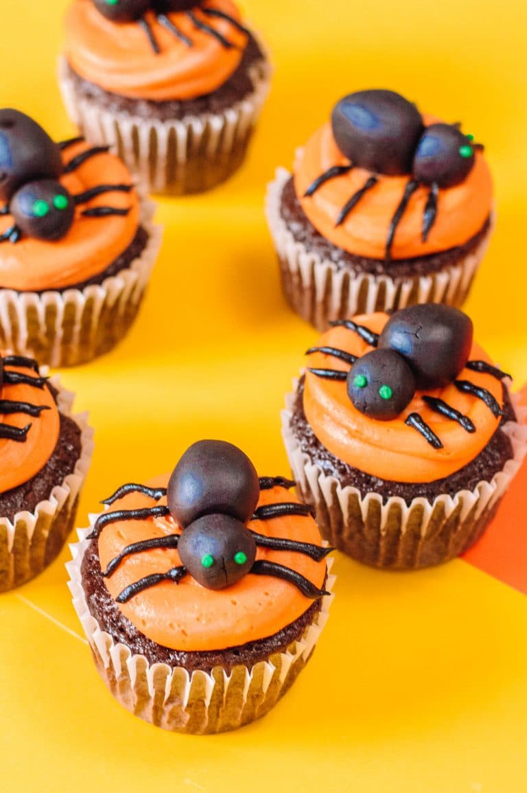 Spider Cupcakes - Perfect for your next Halloween soiree - seeLINDSAY