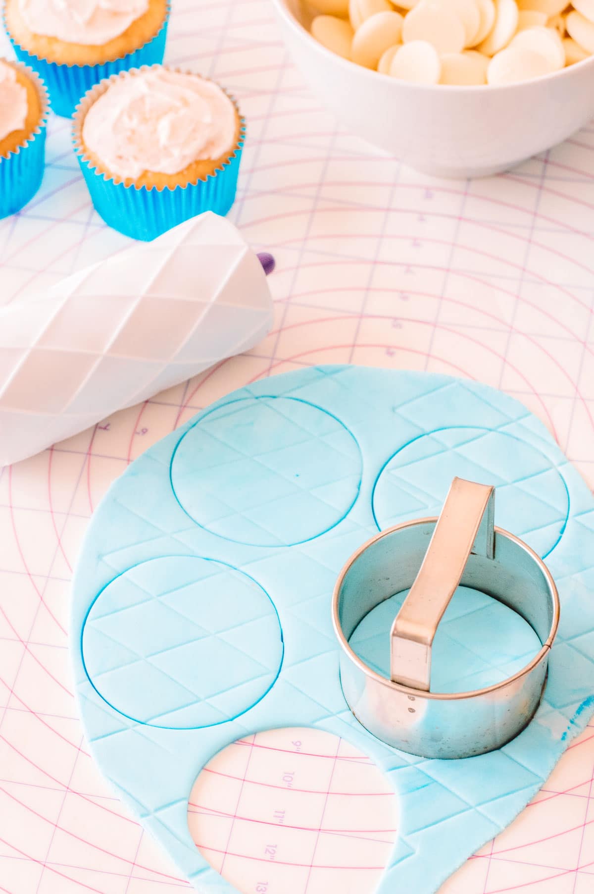 fondant circles for frozen cupcakes